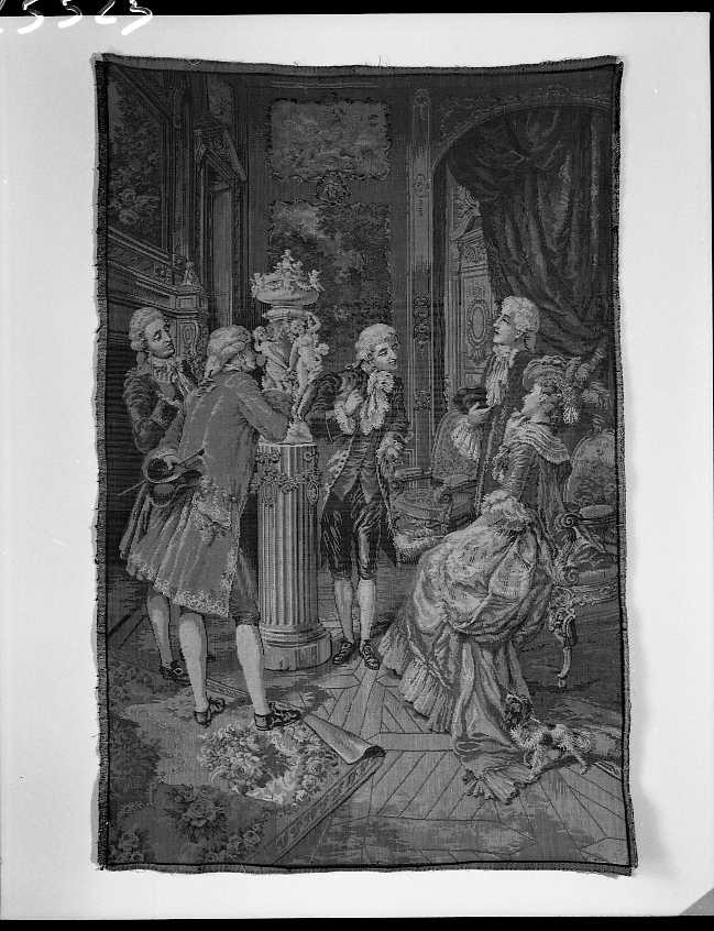 dama in un salotto in atto di scegliere una scultura (arazzo, opera isolata) - manifattura napoletana (secc. XVIII/ XIX)