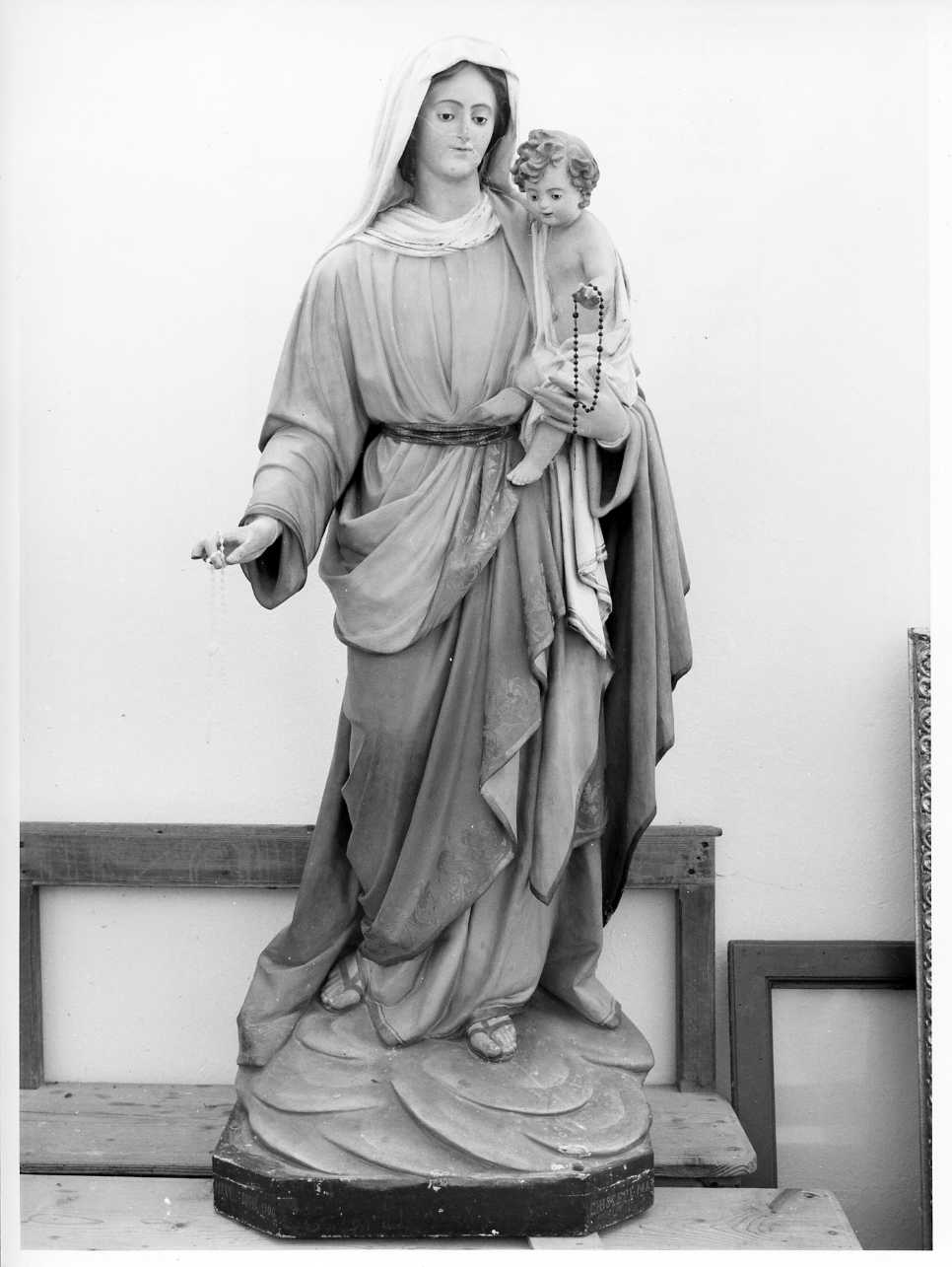 Madonna con Bambino (statua, opera isolata) di Manzo Giuseppe (sec. XX)