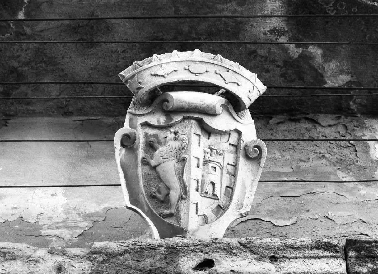 arme gentilizia Caracciolo D'Avalos (rilievo) - bottega Italia meridionale (sec. XVIII)