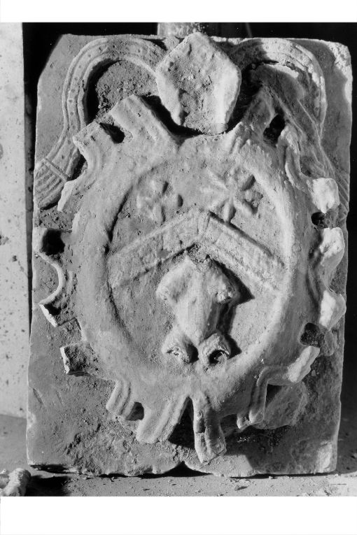 stemma vescovile (rilievo) - ambito pugliese (sec. XVI)