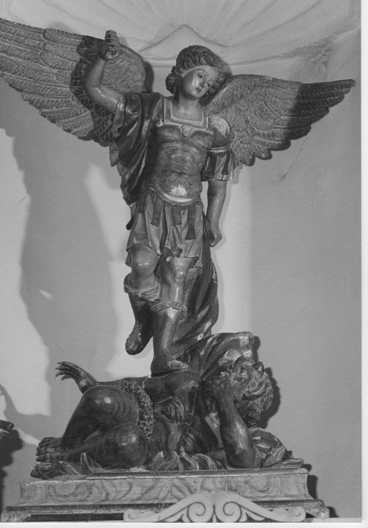 San michele arcangelo combatte satana (statua)