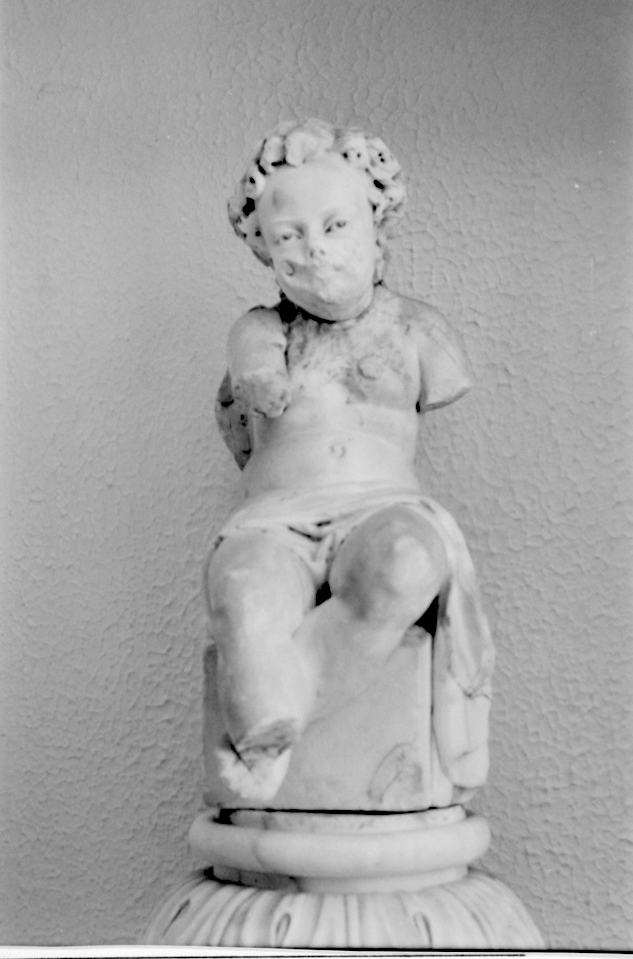 Putto seduto, statua, frammento