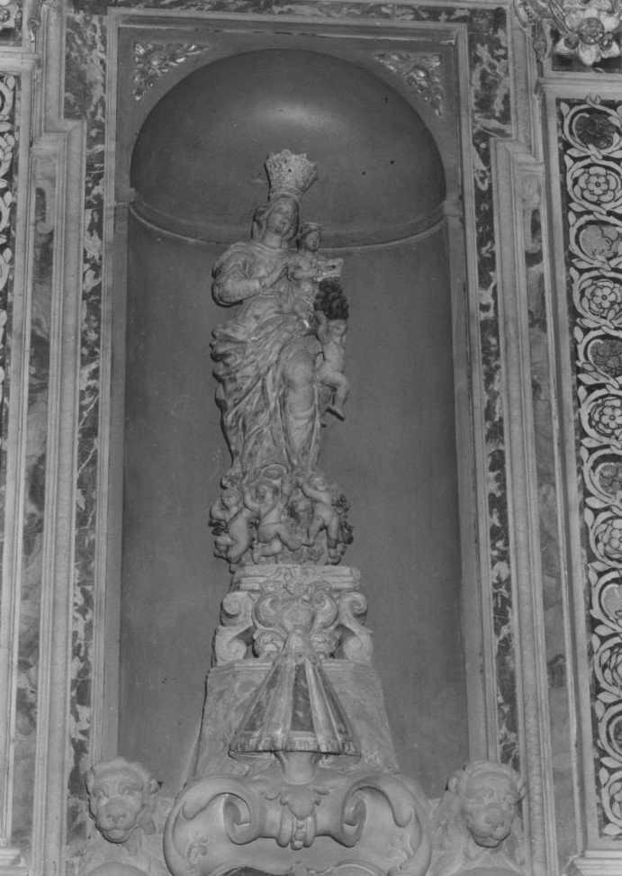 Madonna di monserrat, madonna con bambino e angeli (statua)