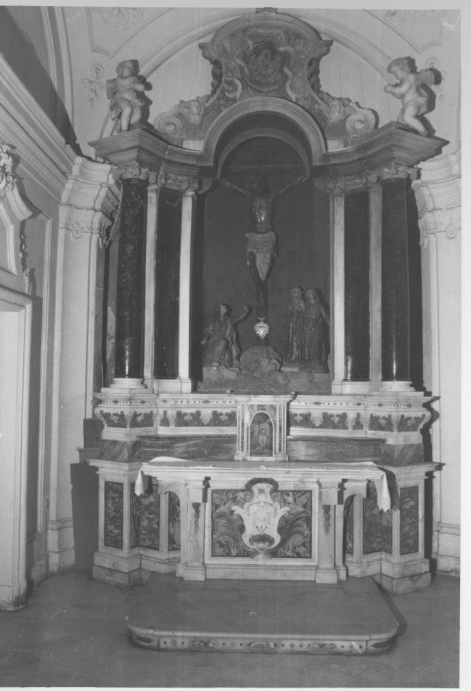 Altare del santo cristo, altare