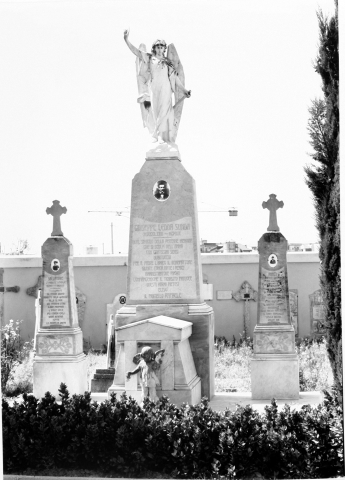 Angelo con spada (monumento funebre - a cippo)