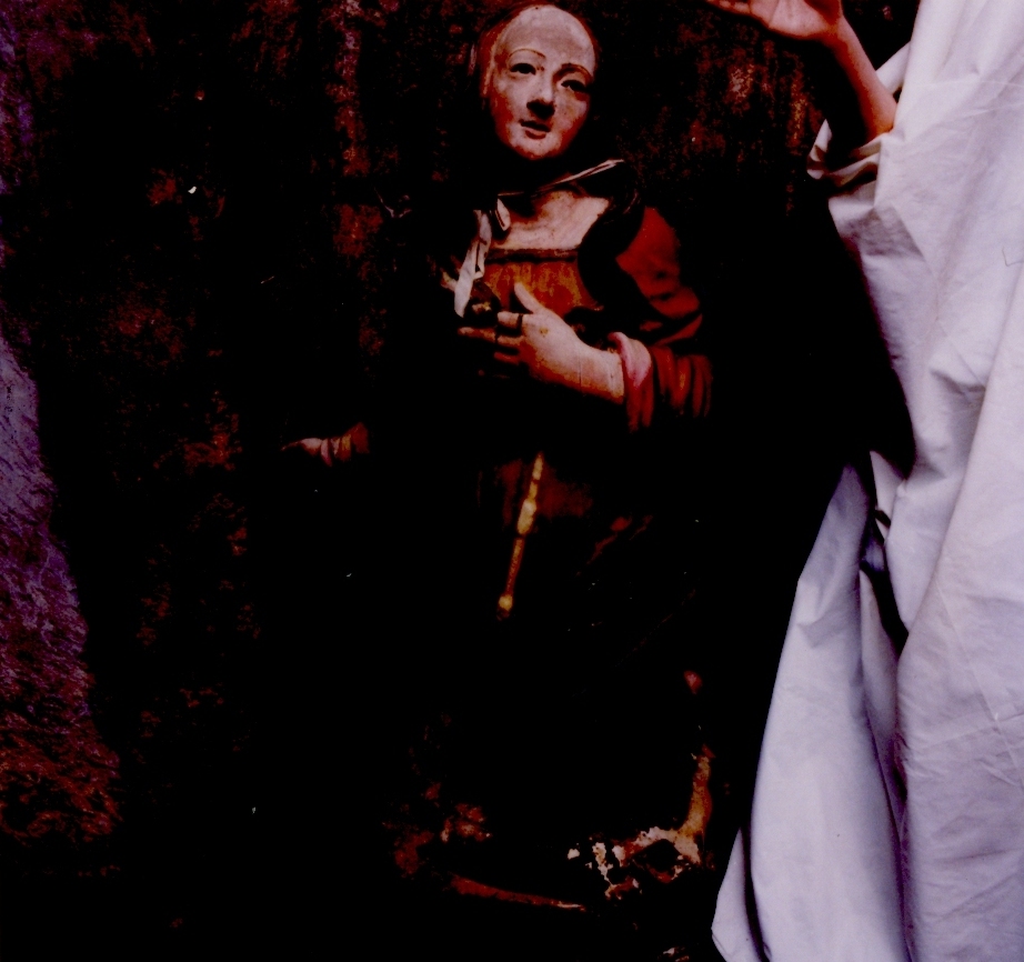 Santa maria maddalena ai piedi di cristo crocifisso (statua)