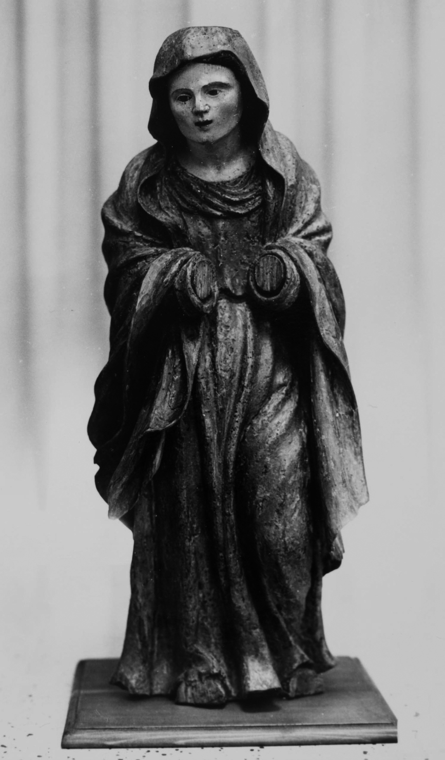 Figura femminile panneggiata (statua, elemento d'insieme)