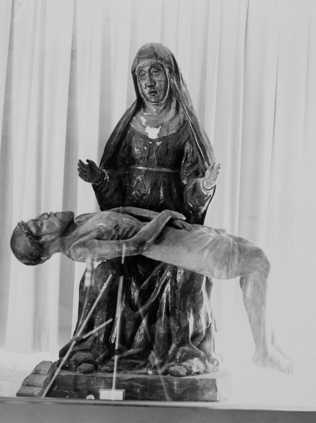 Madonna della pietà, pietà (statua)