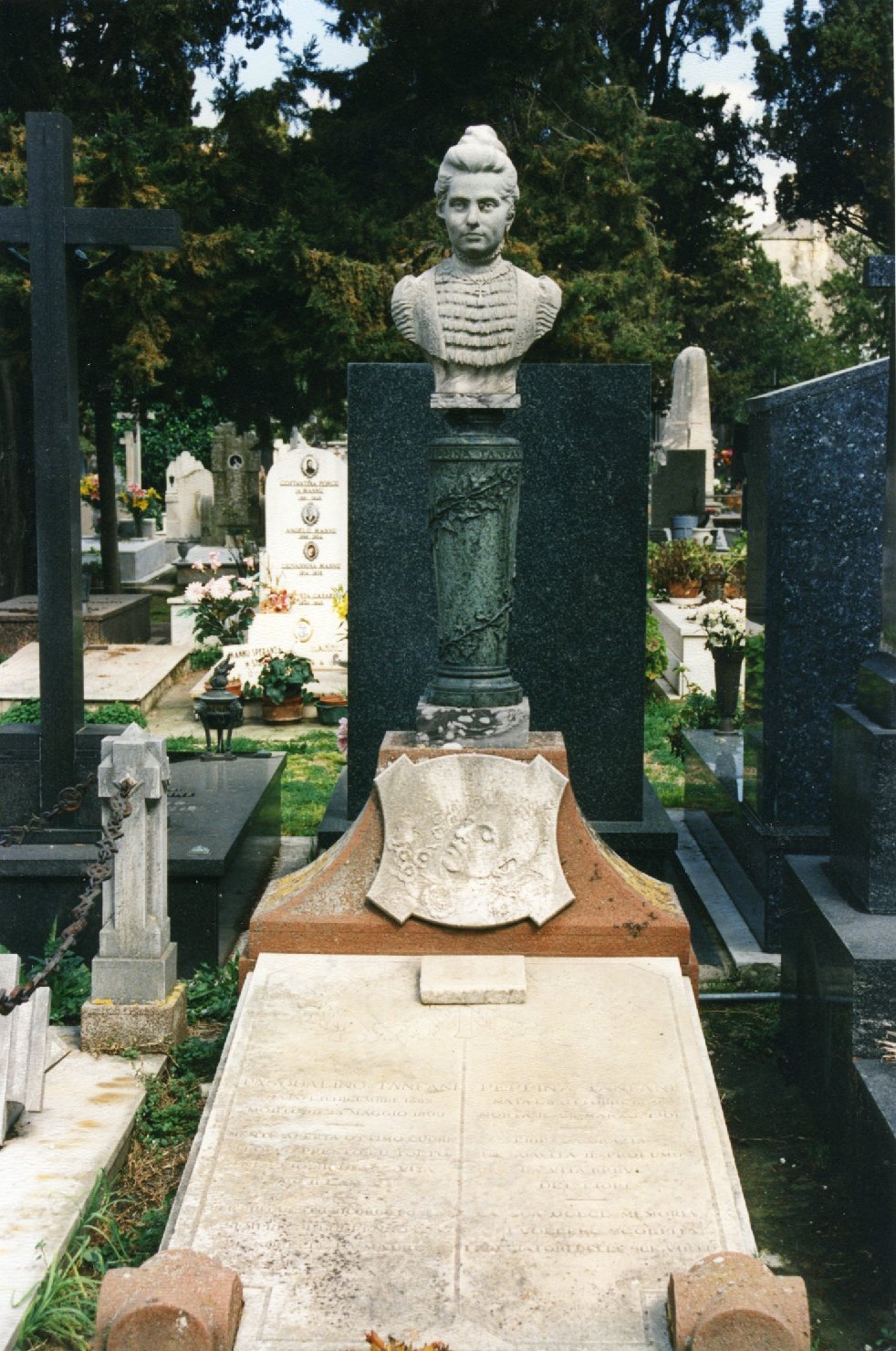 Ritratto d'uomo/ busto ritratto di donna (monumento funebre)