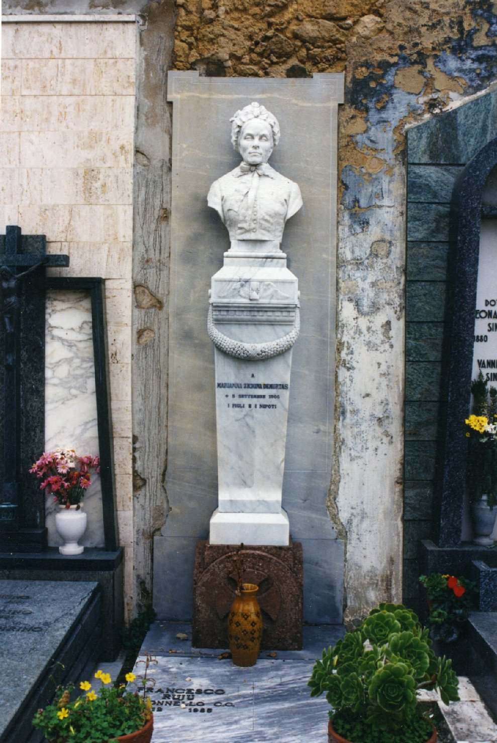 Ritratto di marianna zichina demurtas, busto di donna (monumento funebre)