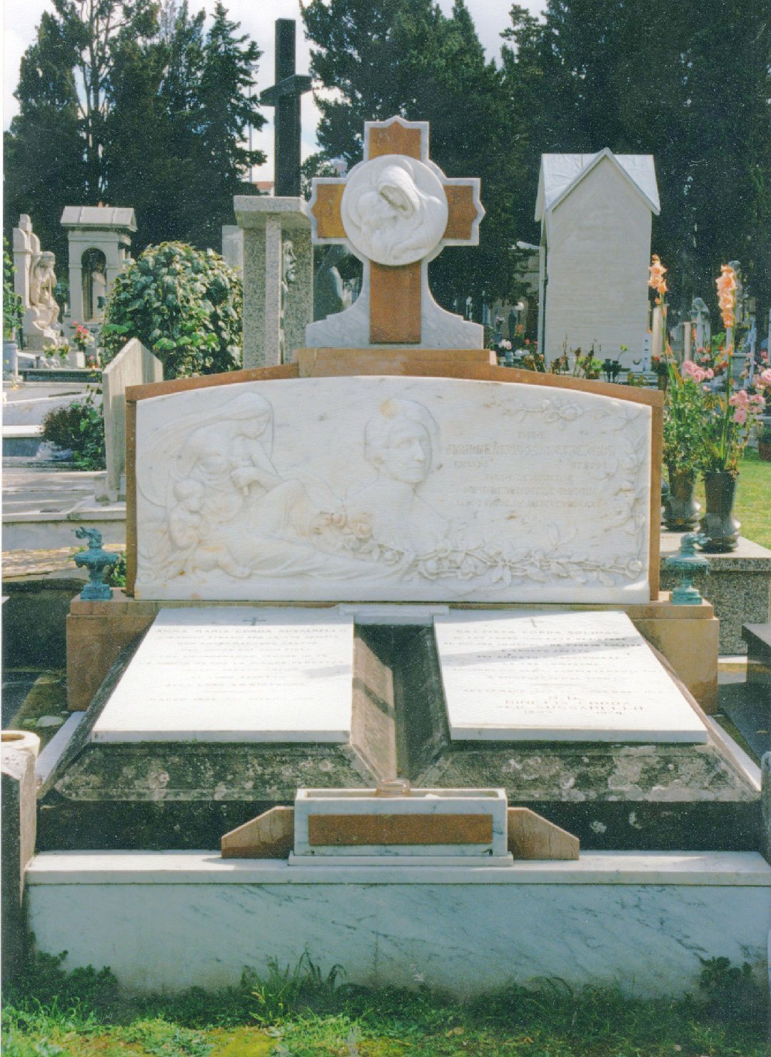 Figure femminili/ pietà (monumento funebre)