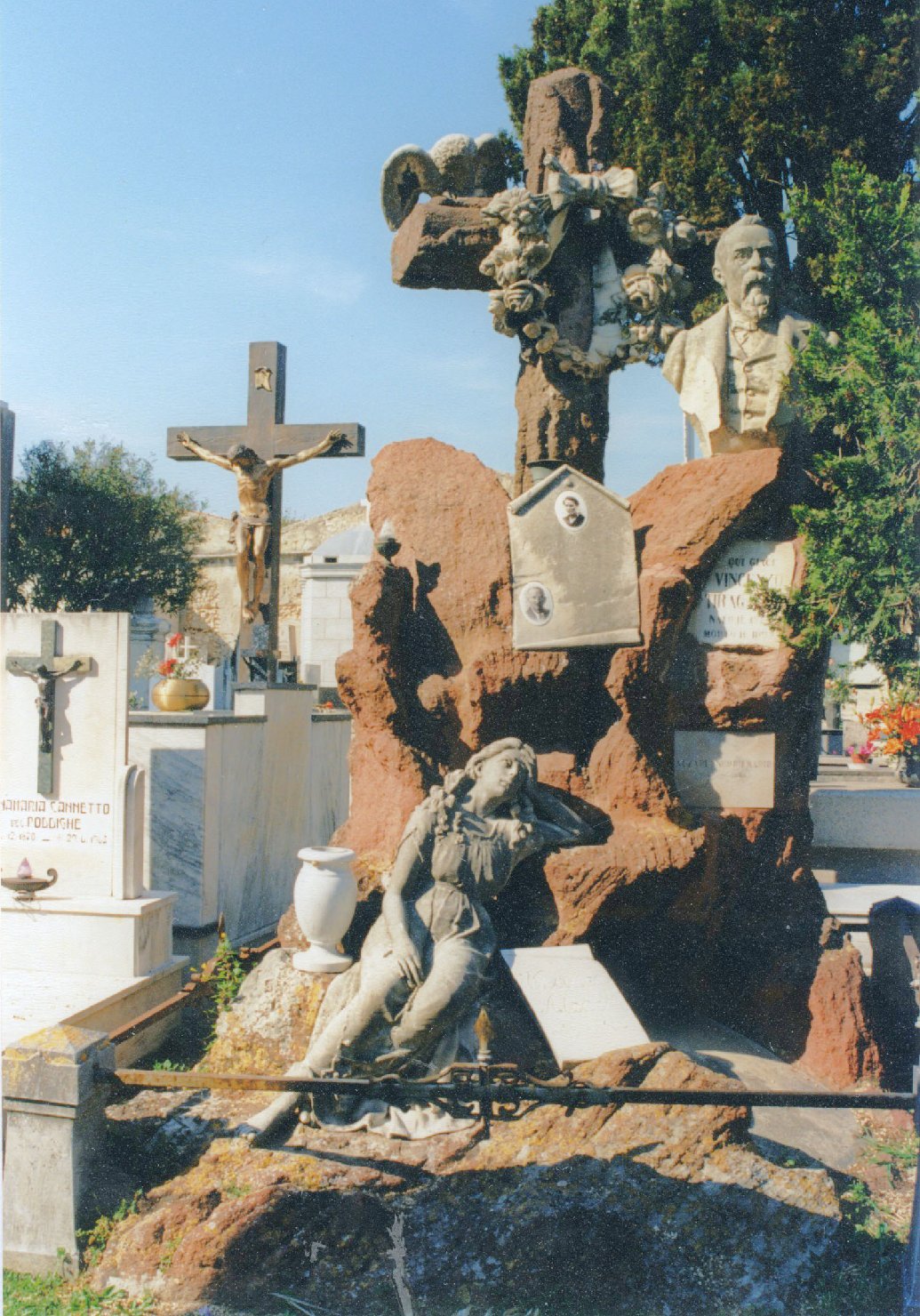 Ritratto di vincenzo tiragallo, allegoria della sofferenza/ busto ritratto d'uomo (monumento funebre)