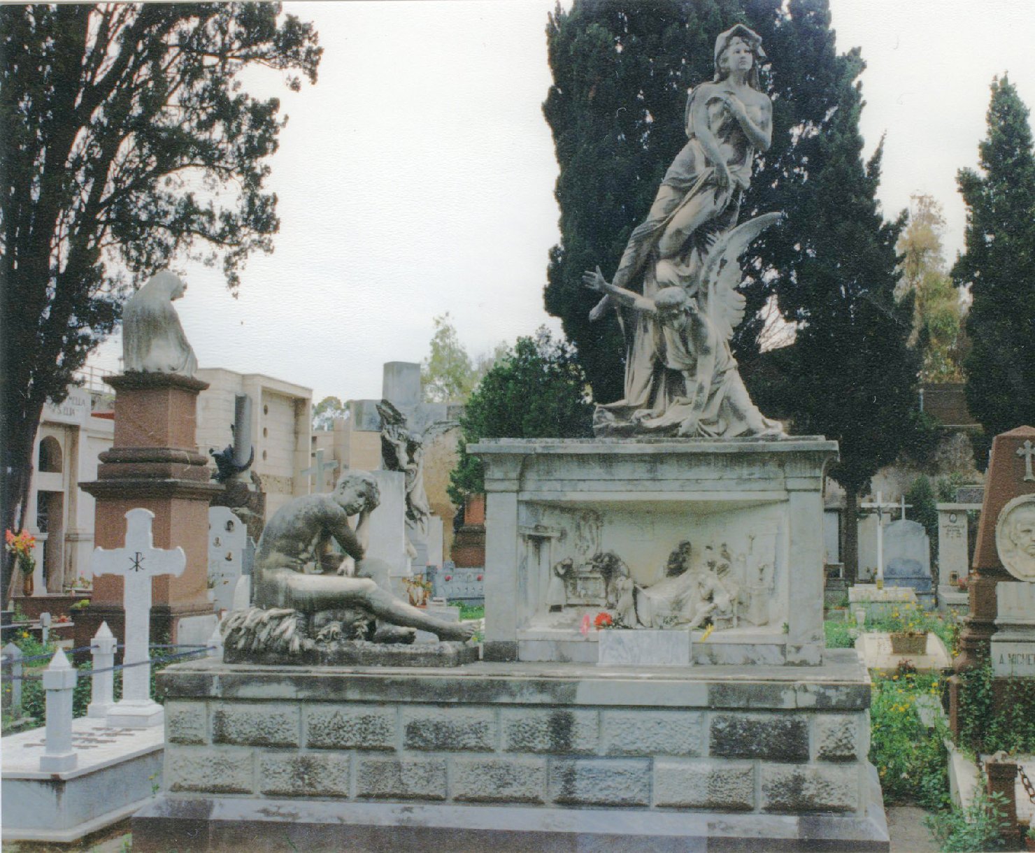 Figure allegoriche femminili/ figura maschile seduta (monumento funebre)
