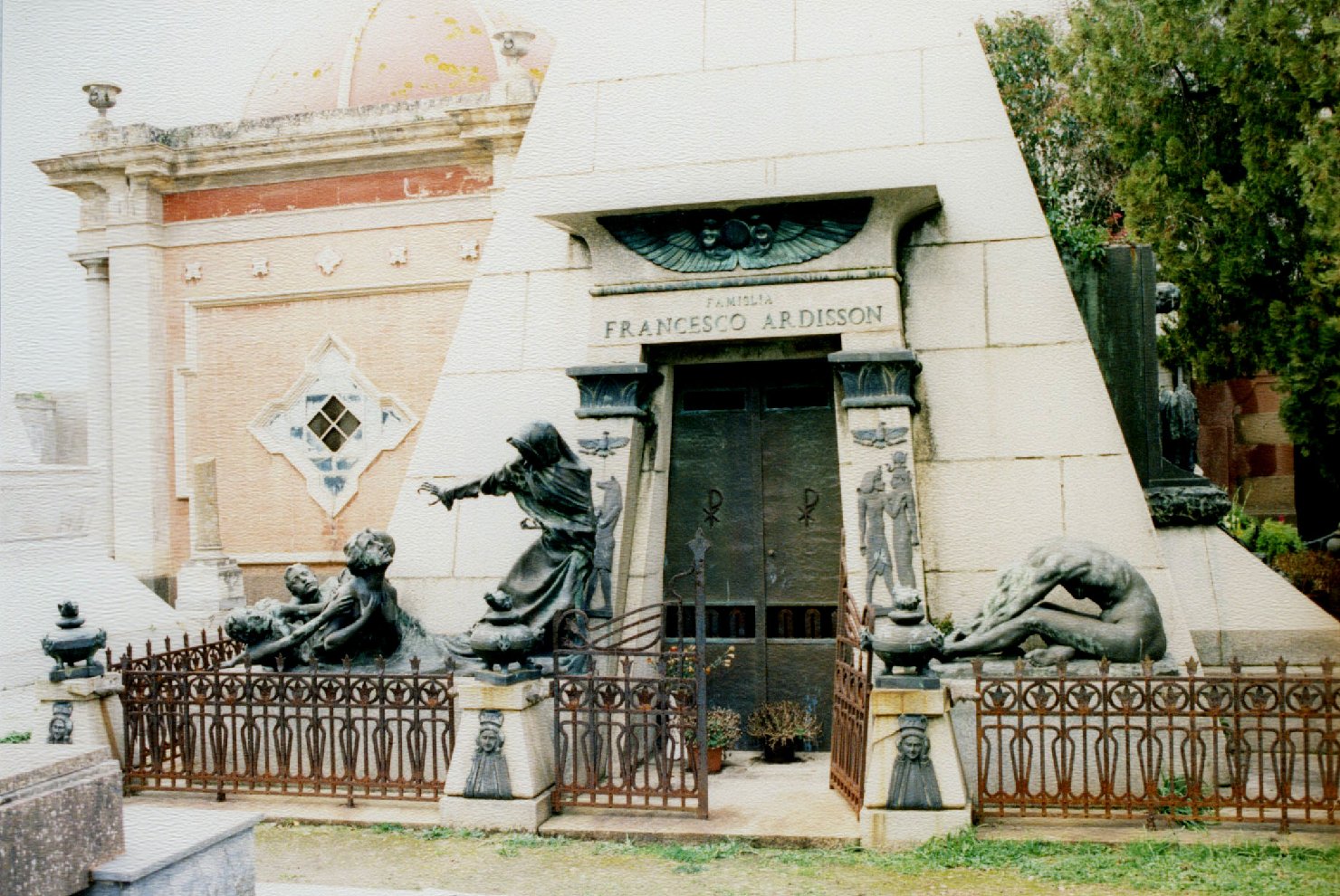 Figura maschile distesa/ figure femminili/ morte (monumento funebre)