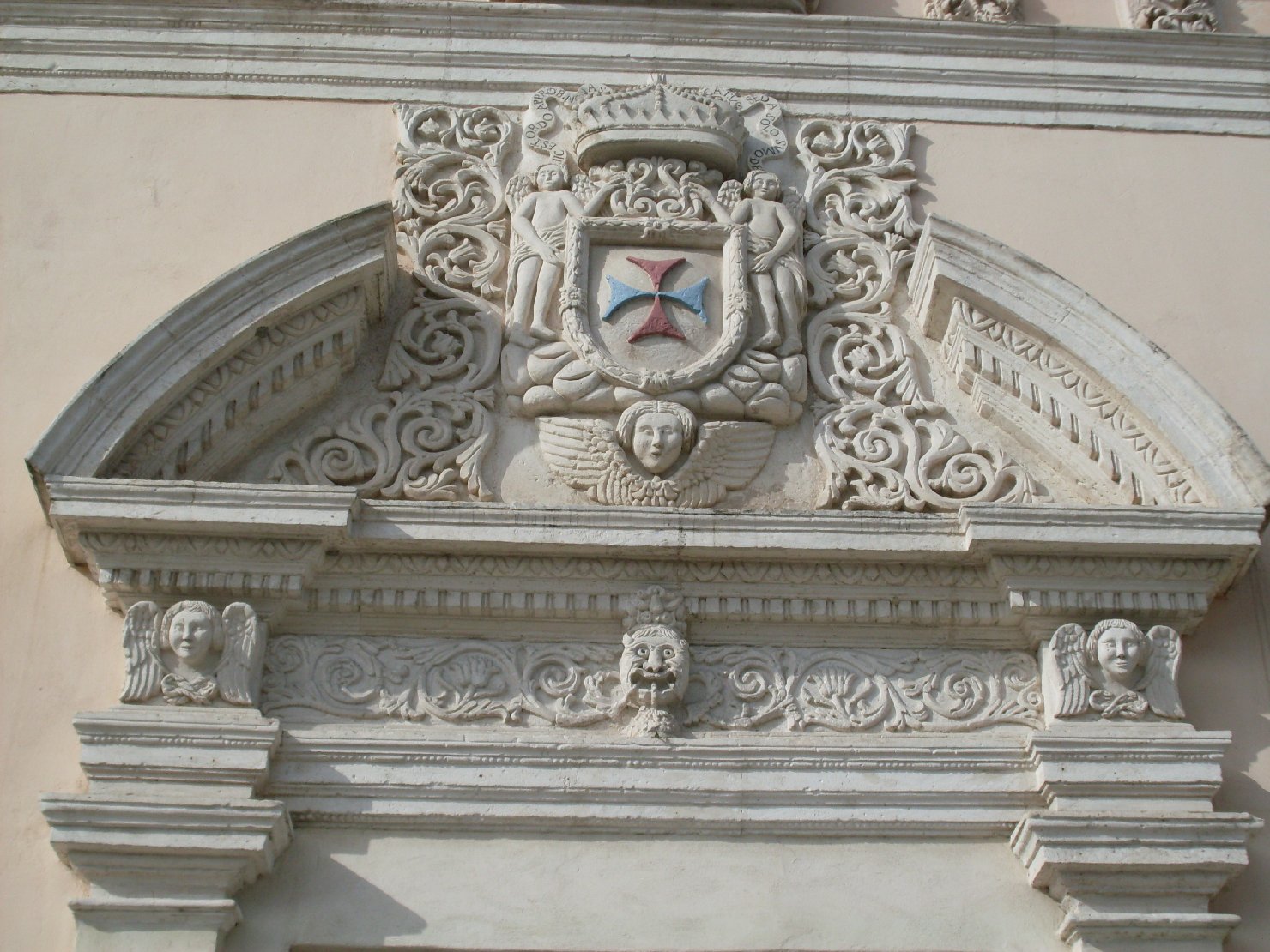 Stemma dell'ordine trinitario e figure (decorazione plastica, elemento d'insieme)