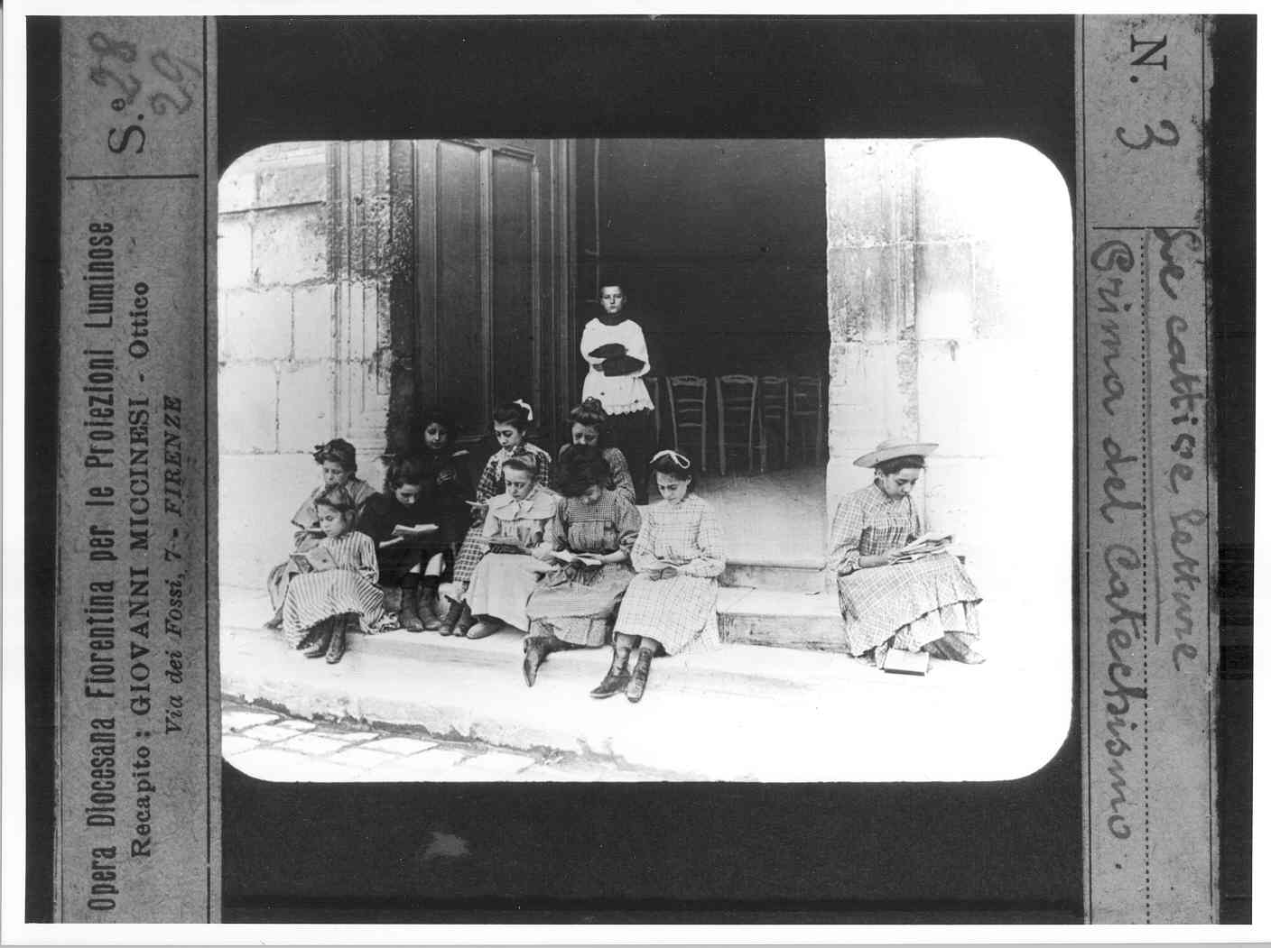 Bambine sedute sui gradini di una chiesa (diapositiva) di Anonimo (XX)
