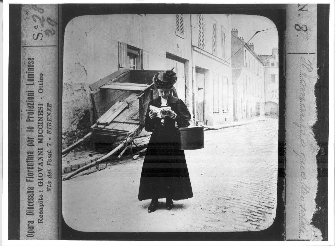 Giovane donna in piedi che legge un libro (diapositiva) di Anonimo (XX)