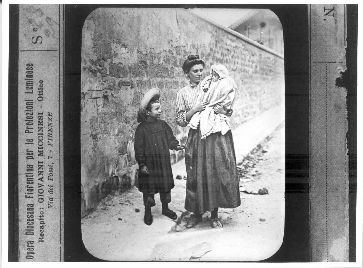 Donna con bambino in braccio e secondo bambino accanto, lungo la strada (diapositiva) di Anonimo (XX)
