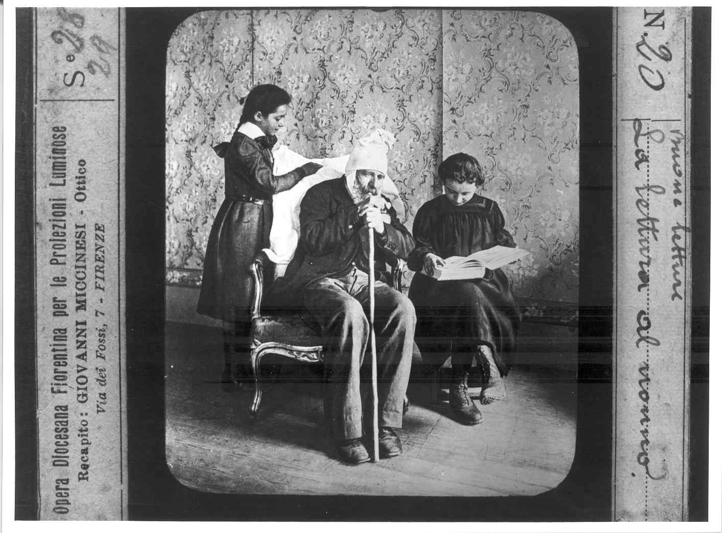 Uomo anziano seduto con due bambine (diapositiva) di Anonimo (XX)