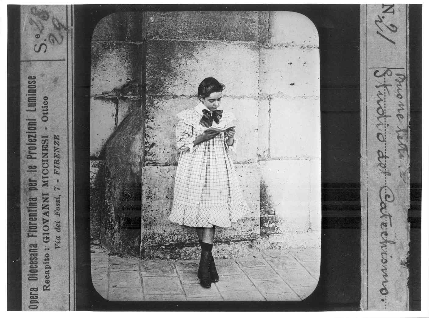 Bambina che legge appoggiata al muro (diapositiva) di Anonimo (XX)