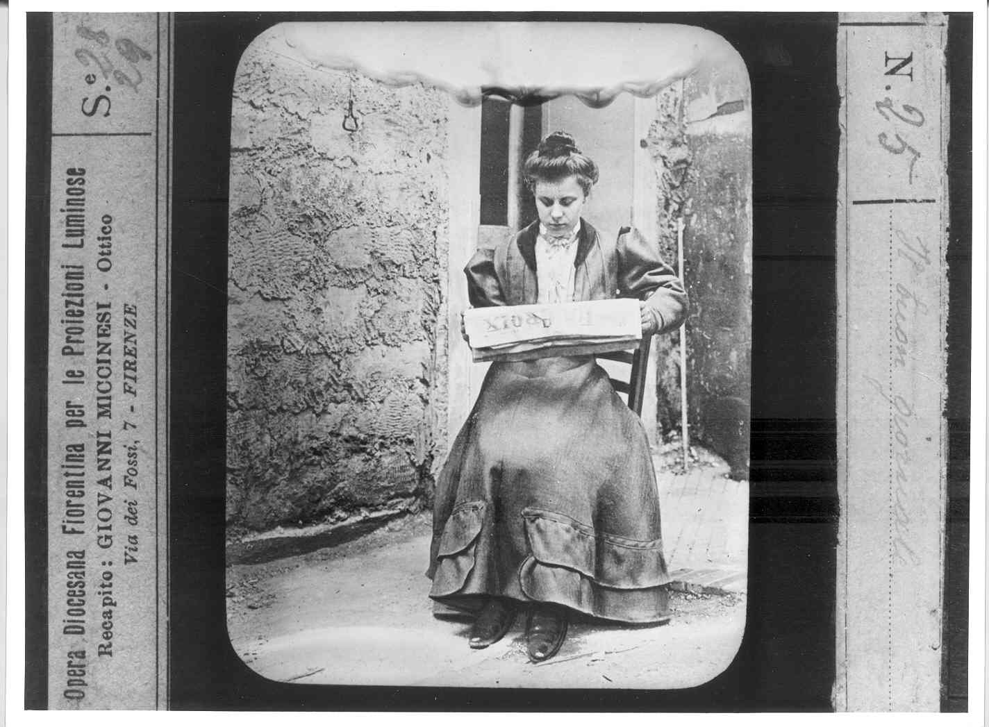 Giovane donna seduta che legge un giornale (diapositiva) di Anonimo (XX)
