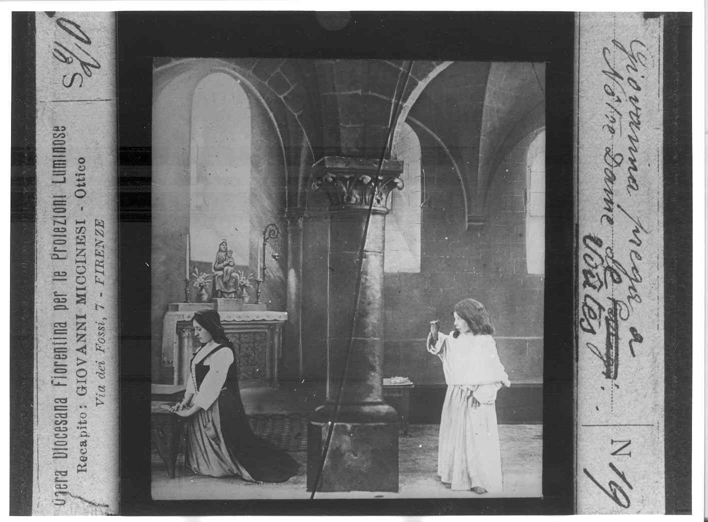 Giovanna d'Arco in preghiera in interno di chiesa (diapositiva) di Anonimo (XX)