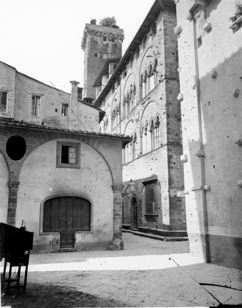 Lucca - Palazzo Guinigi (negativo) di Lint, Enrico van (seconda metà XIX)