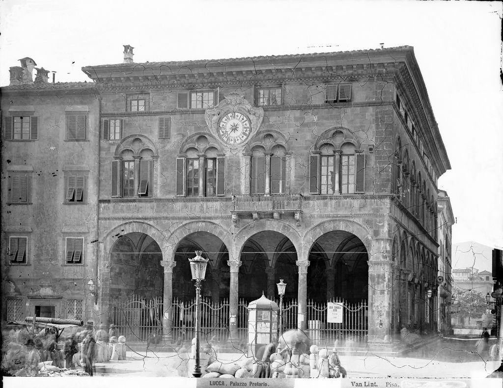 Lucca - Palazzo Pretorio (negativo) di Lint, Enrico van (seconda metà XIX)