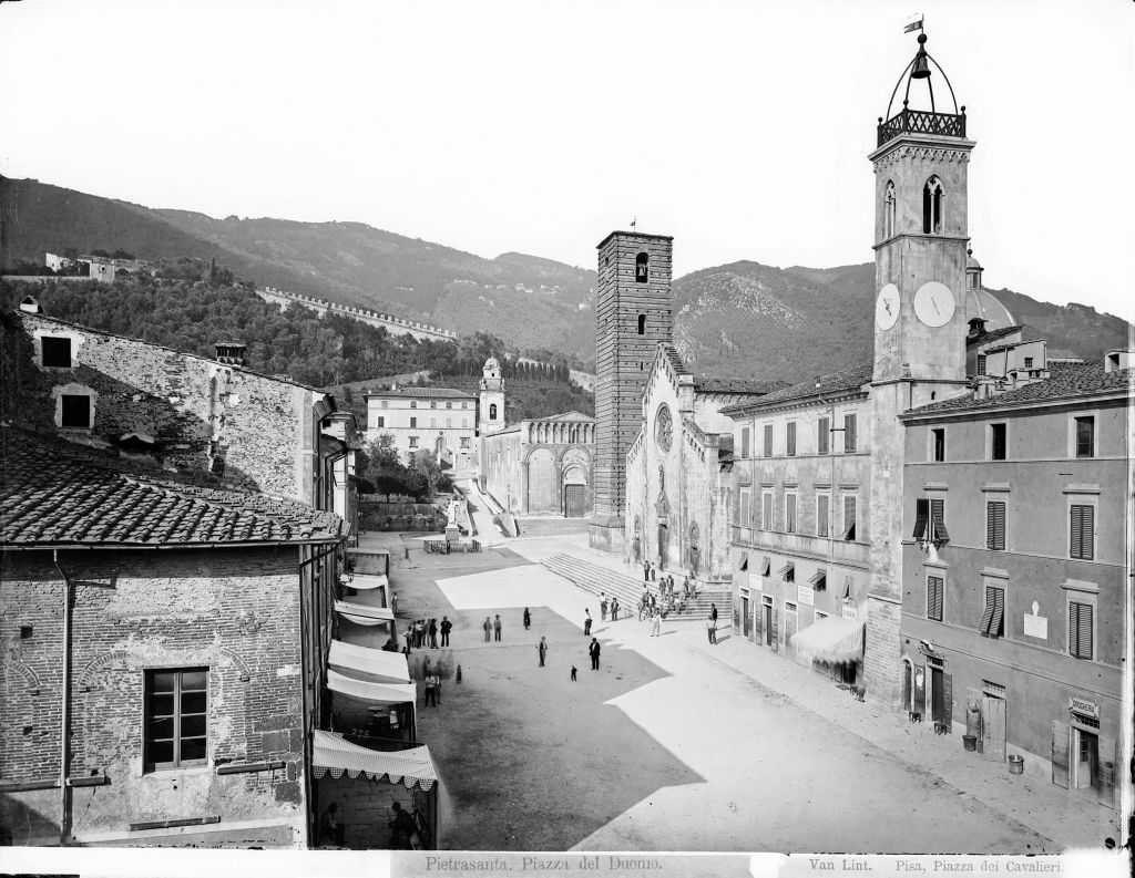 Pietrasanta - Piazza del Duomo (negativo) di Lint, Enrico van (seconda metà XIX)