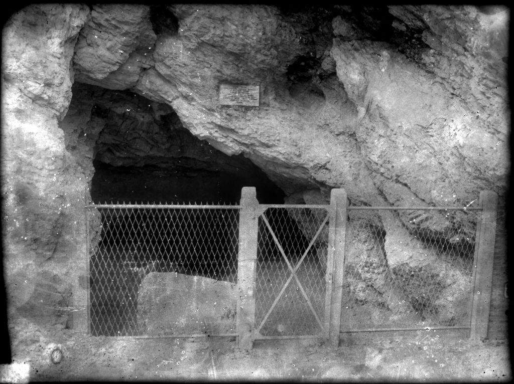 Fivizzano - La grotta di Equi Terme (negativo) di Anonimo (XIX/ XX)