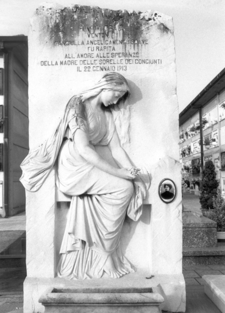 Figura allegorica femminile che porge fiori al ritratto fotografico della defunta (stele funeraria) - bottega apuo-versiliese (sec. XX)