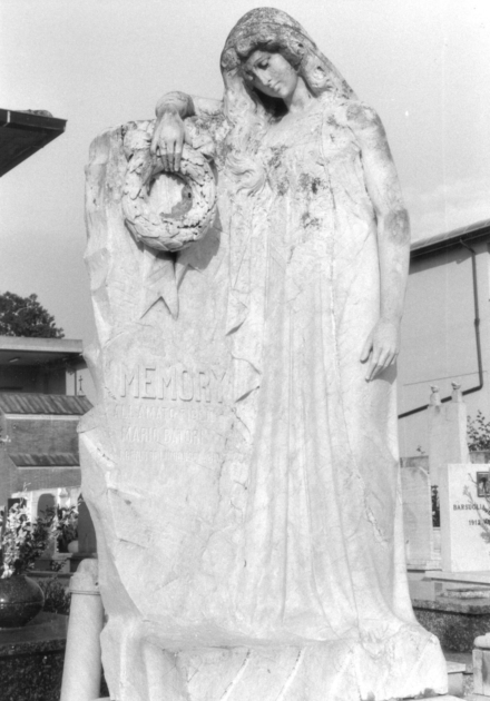 Figura femminile dolente appoggiata a una colonna con in mano una ghirlanda di fiori (statua) - bottega apuo-versiliese (sec. XX)