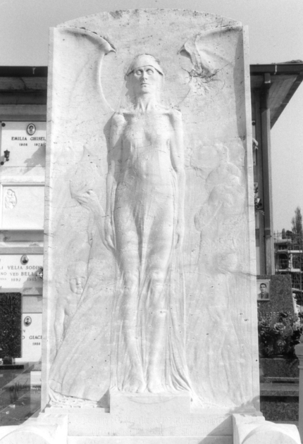 Figura allegorica metamorfica alata (Morte) e anime dolenti (stele funeraria) di Del Guerra Ubaldo (sec. XX)