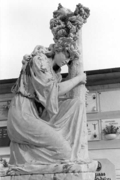 Figura allegorica femminile dolente abbracciata a un tronco tagliato (statua) di Arrighini Luca (sec. XX)