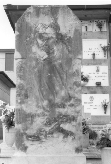 Giovane donna che ascende in cielo con una bambina tra le braccia (stele funeraria) di Gigliotti Luigi (sec. XX)