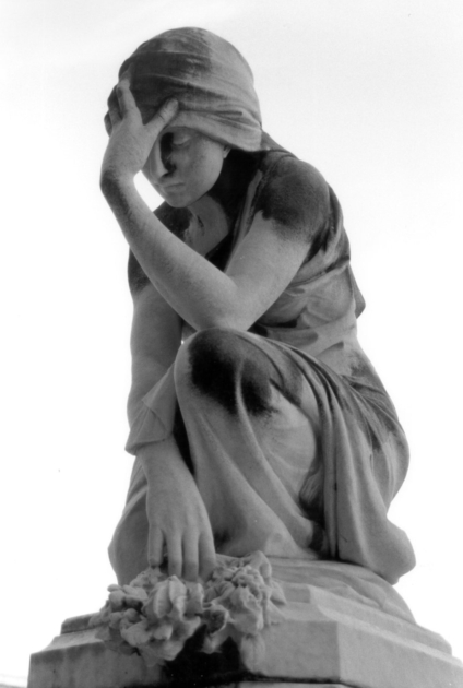 Figura allegorica femminile dolente inginocchiata con ghirlanda di fiori (statua) - bottega apuo-versiliese (sec. XX)