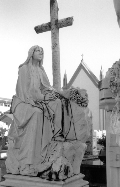 Figura allegorica femminile dolente assisa ai piedi della croce (statua) - bottega apuo-versiliese (sec. XX)
