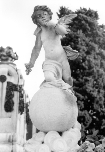 Angioletto che getta fiori collocato sopra un globo terrestre (statua) - bottega apuo-versiliese (sec. XX)