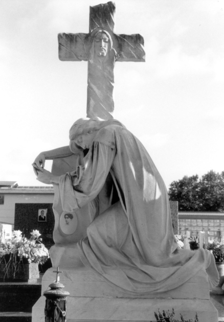 Figura allegorica femminile dolente accasciata ai piedi della croce sulla quale è scolpito il volto di Cristo (statua) - bottega apuo-versiliese (sec. XX)