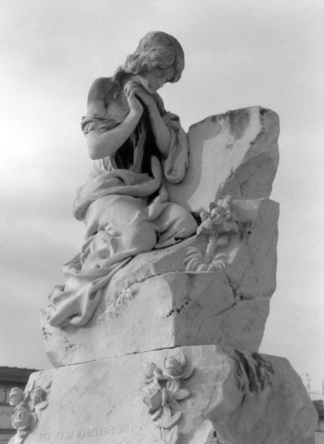 Figura allegorica femminile inginocchiata dolente (statua) - bottega apuo-versiliese (sec. XX)