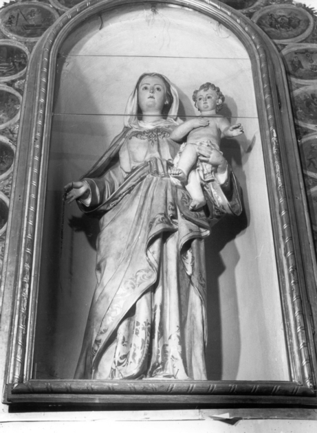 MADONNA CON BAMBINO (statua) di Anzellotti C (sec. XX)