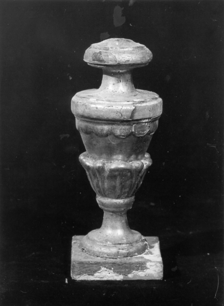 vaso d'altare con composizione floreale, serie - bottega lucchese (sec. XIX)