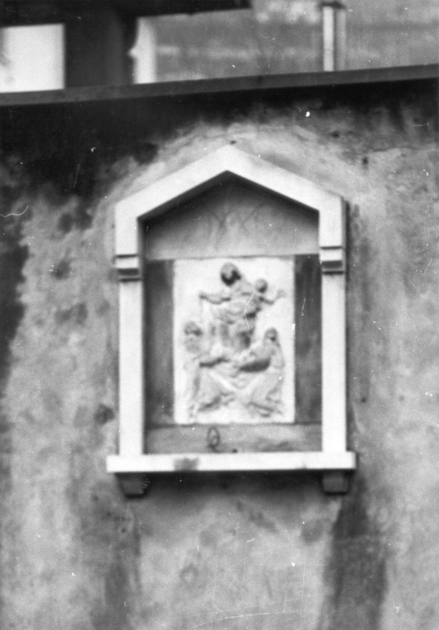 Madonna del Rosario con San Domenico e Sant'Antonio (rilievo) - ambito apuoversiliese (sec. XVII)