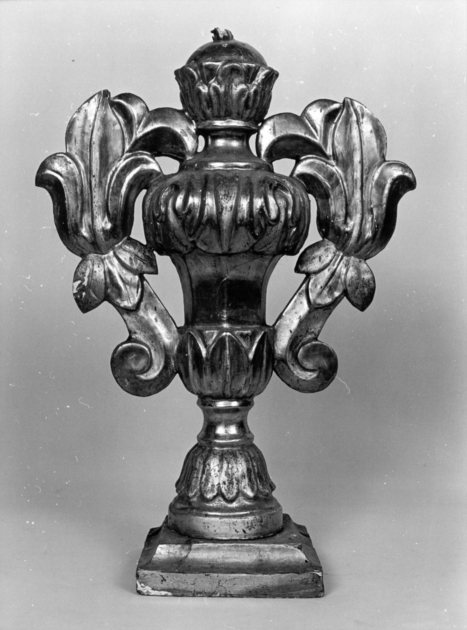 vaso d'altare con composizione floreale, serie - ambito garfagnino (sec. XIX)