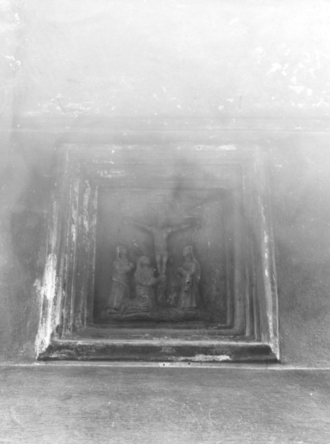 Cristo crocifisso con le pie donne (rilievo) - ambito apuoversiliese (sec. XVI)