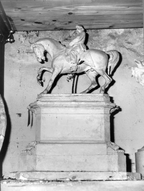 statua equestre a Vittorio Emanuele II (monumento equestre, opera isolata) di Passaglia Augusto (secc. XIX/ XX)