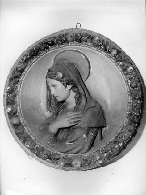 Madonna entro ghirlanda di frutti (medaglione, opera isolata) - bottega lucchese (secc. XIX/ XX)