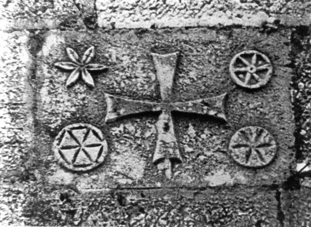 croce come simbolo di Cristo (rilievo) - ambito garfagnino (secc. XIV/ XV)