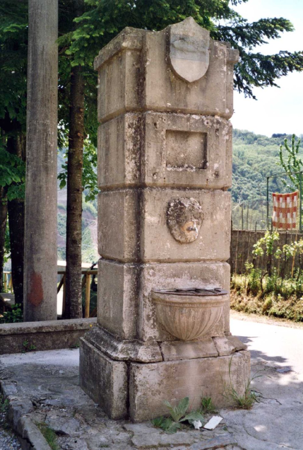 fontana, opera isolata - bottega toscana (secondo quarto sec. XX)