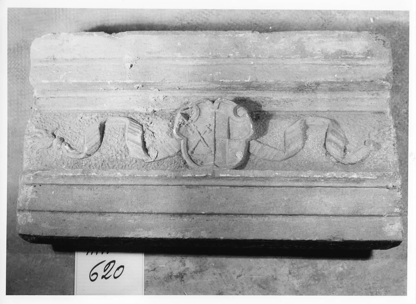 architrave di caminetto, frammento - ambito lucchese (sec. XIV)